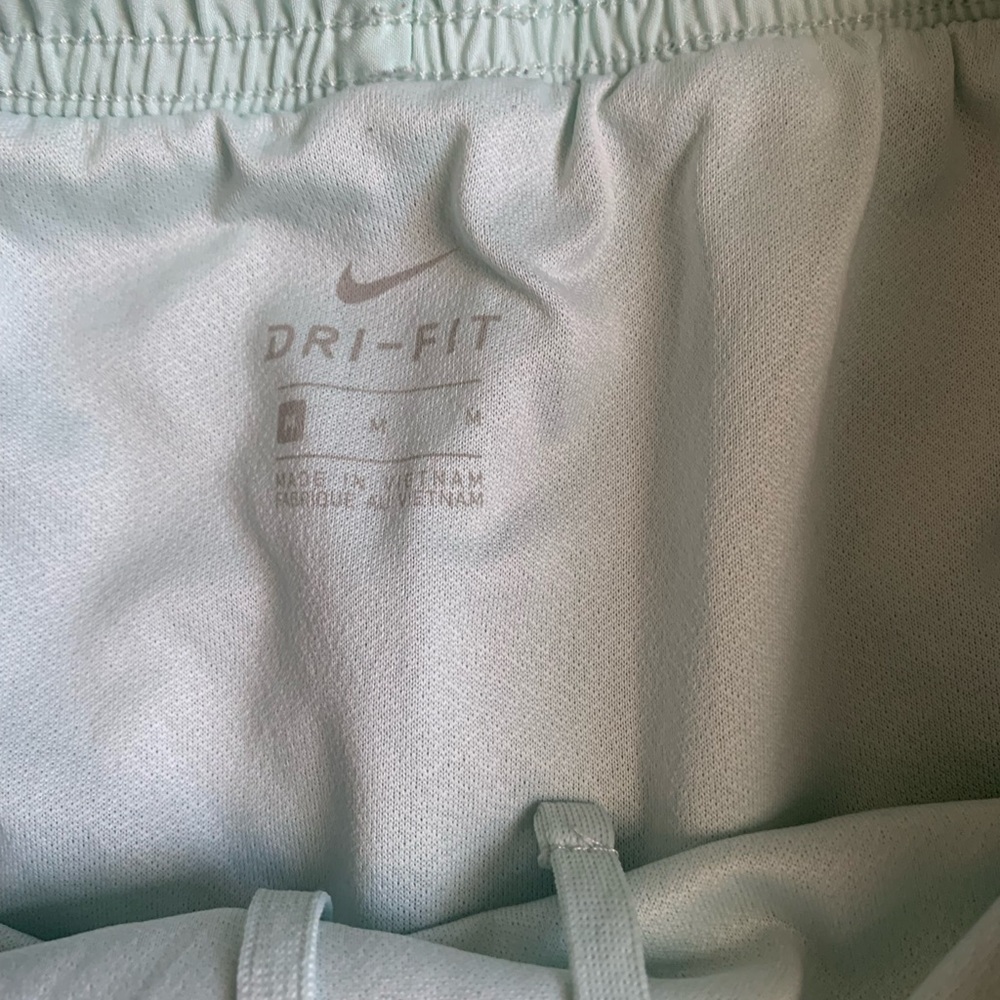 Nike Short - Picture 2 of 4